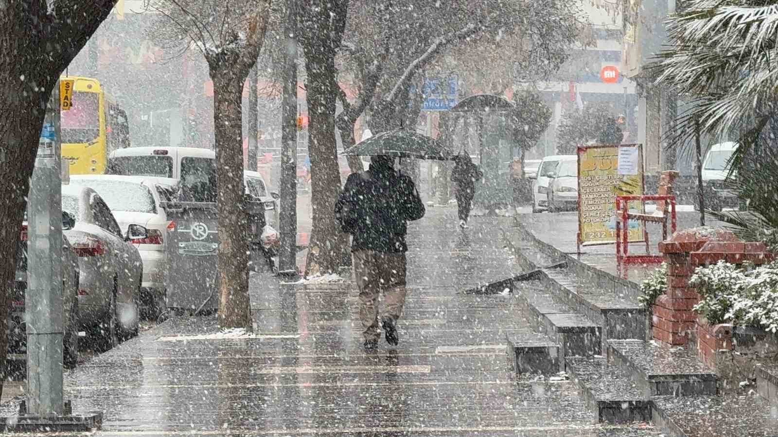 Gaziantep’te yoğun kar yağışı etkili oluyor