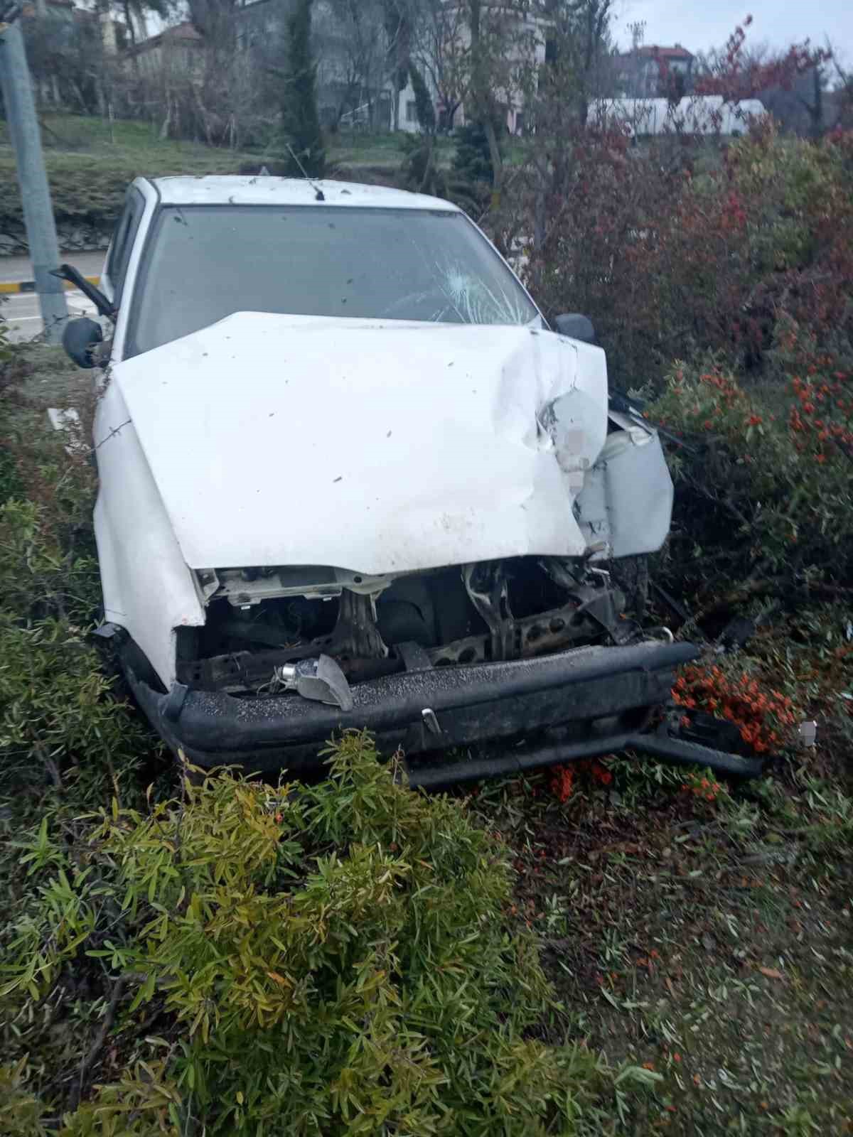 Kamyonet ile çarpışan otomobildeki 3 kişi yaralandı