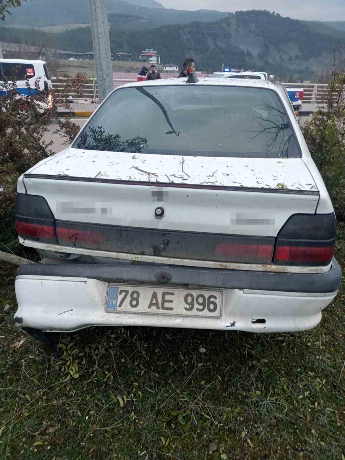 Kamyonet ile &ccedil;arpışan otomobildeki 3 kişi yaralandı
