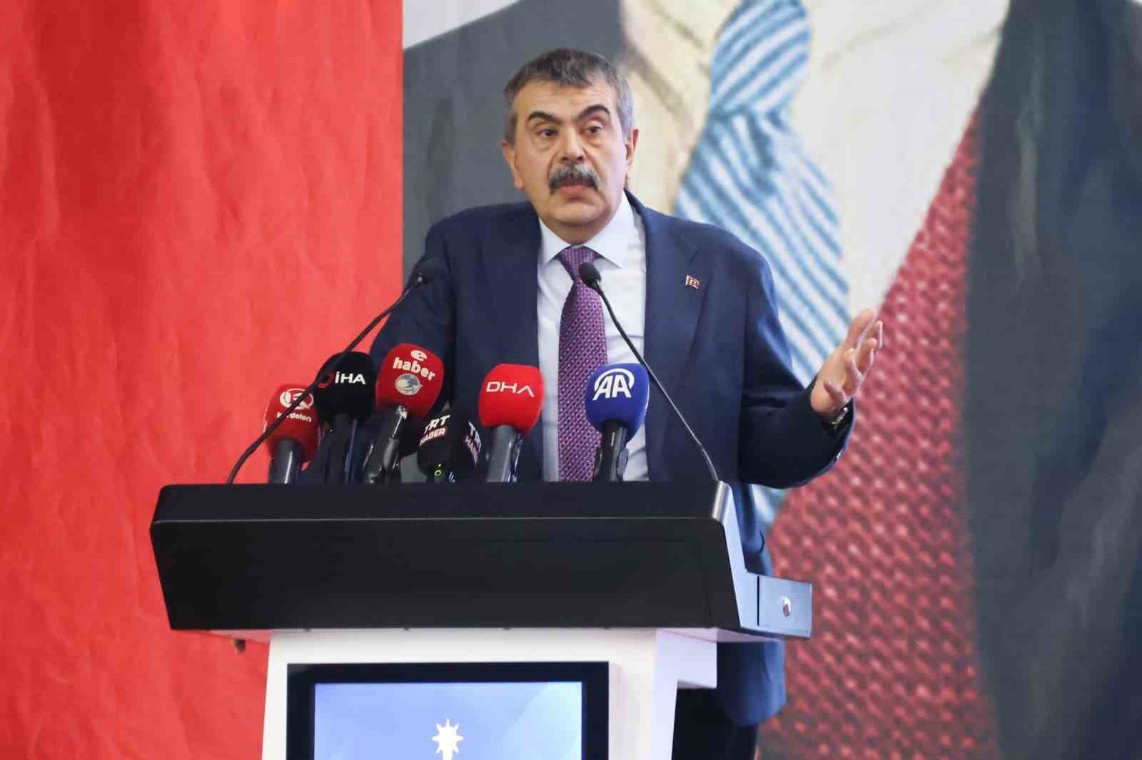 Bakan Tekin: "İstanbul&rsquo;da asrın hırsızlığı var. Bunu saklamak i&ccedil;in  karnelerden Atat&uuml;rk&rsquo;&uuml;n fotoğrafının kaldırdığı yalanına sarılıyorlar"
