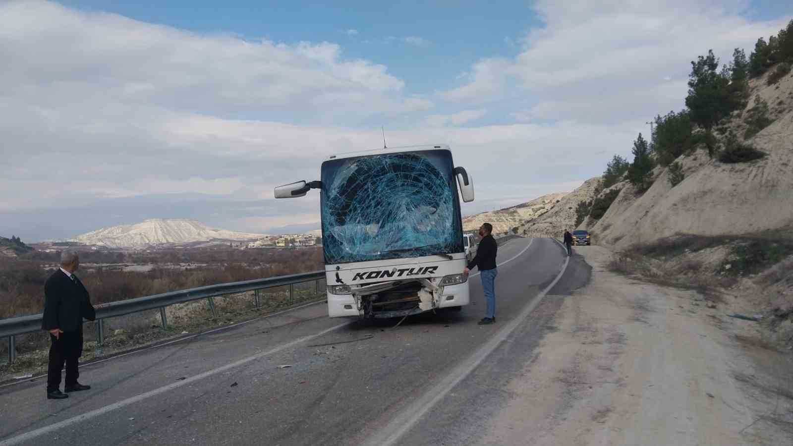 Mersin&rsquo;de otob&uuml;sle minib&uuml;s &ccedil;arpıştı, kaza ucuz atlatıldı: 2 yaralı
