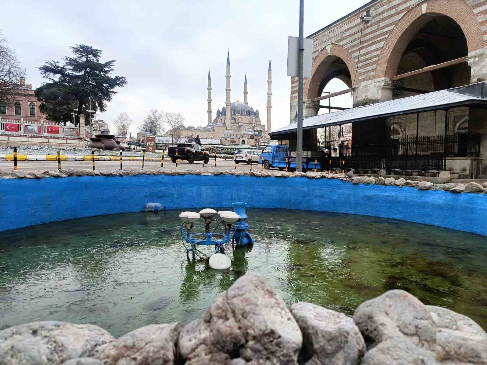 Edirne&rsquo;de kar gitti, ayaz geldi: Pandemi g&uuml;nlerini aratmayan sessizlik
