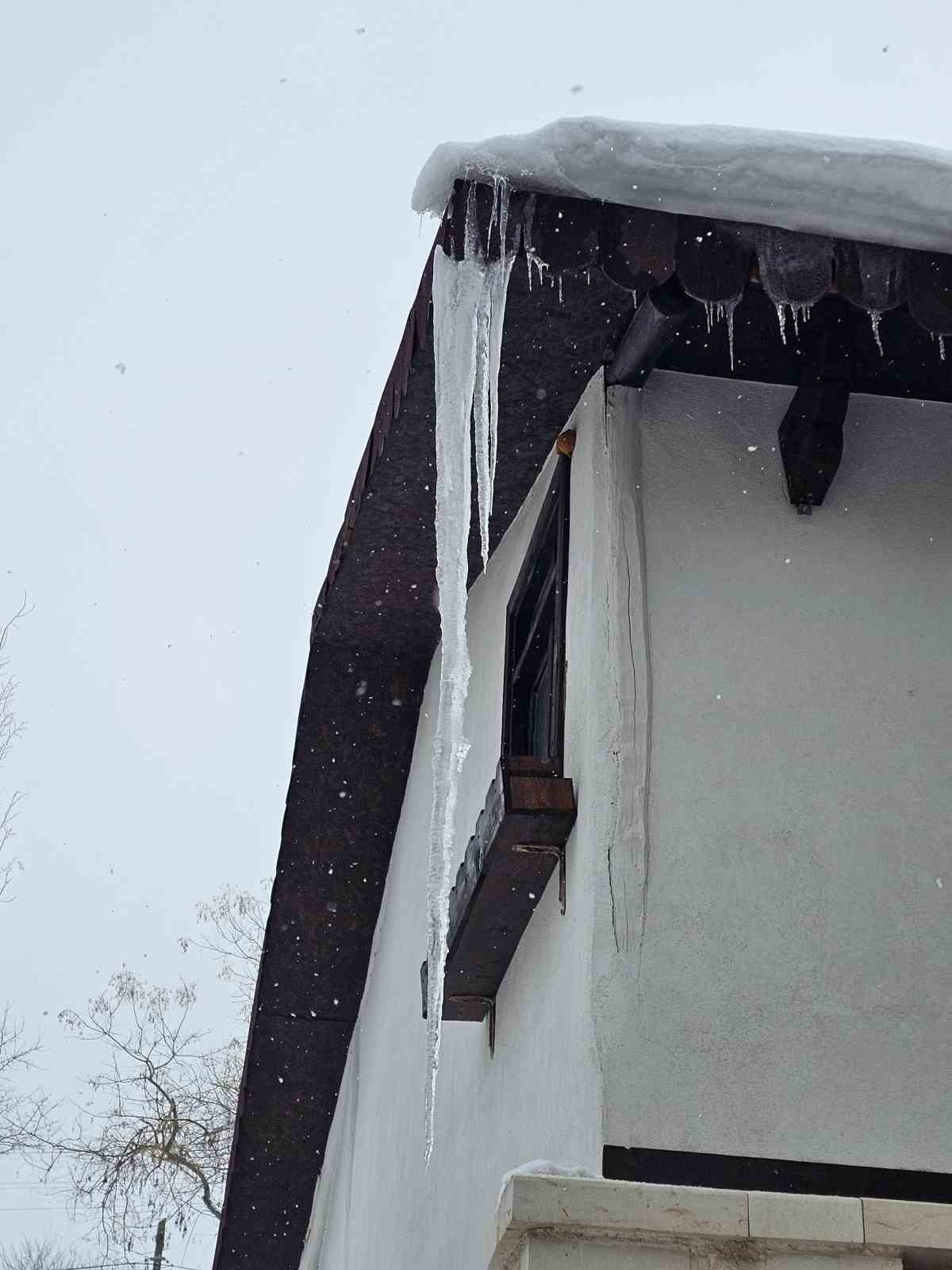 Harput&rsquo;ta dondurucu soğuklar: &Ccedil;atılarda metrelerce buz sarkıtları oluştu
