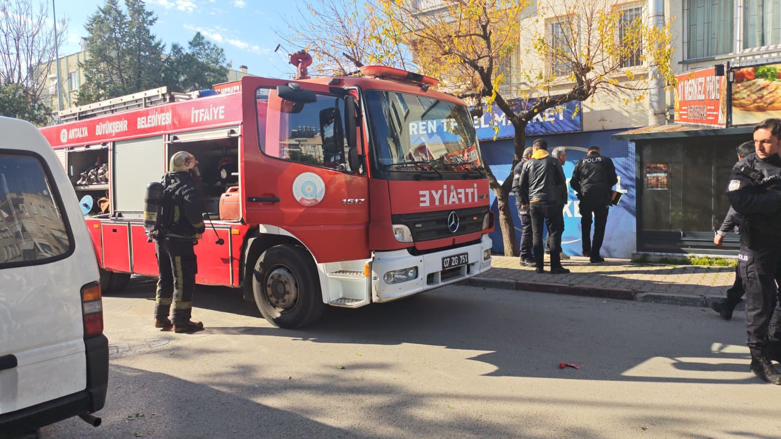 Antalya&rsquo;da işyerini kendini kilitleyip yangın &ccedil;ıkaran pideci, camları kırıp i&ccedil;eriye giren itfaiye ekiplerince baygın bulundu
