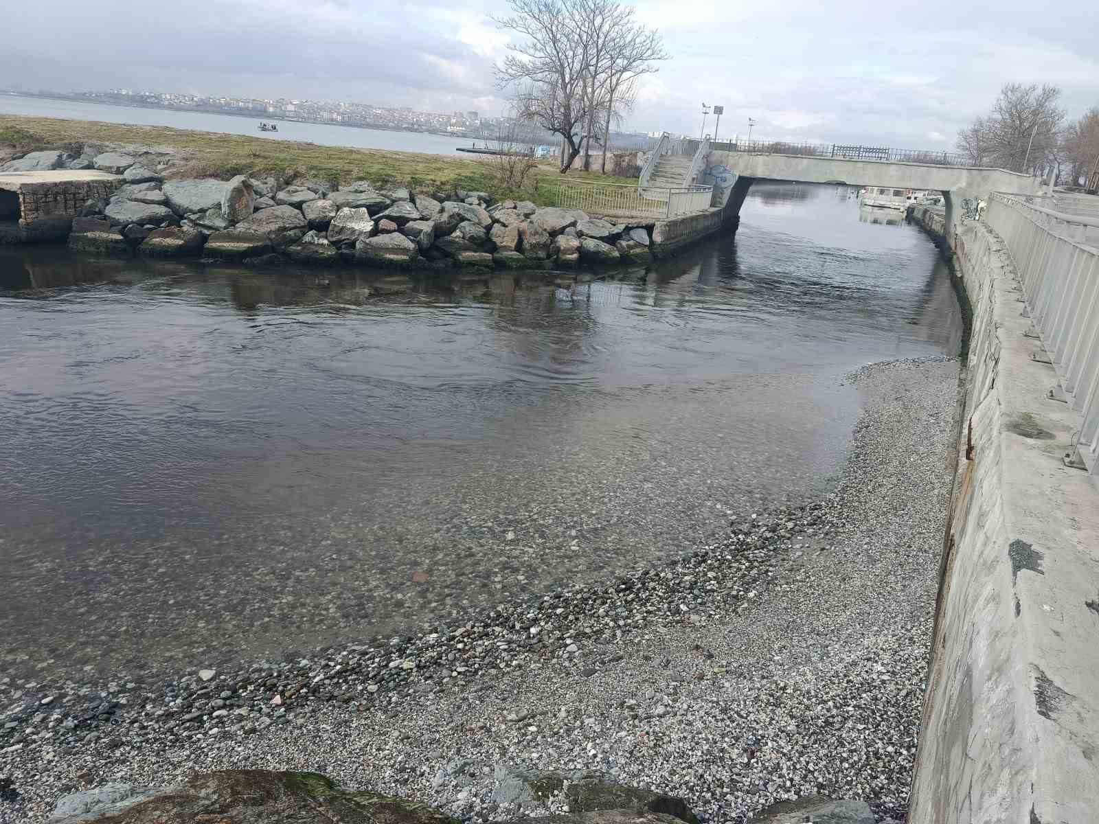 Menekşe sahilinde sular &ccedil;ekildi, tekneler ge&ccedil;işlerde zorluk yaşadı
