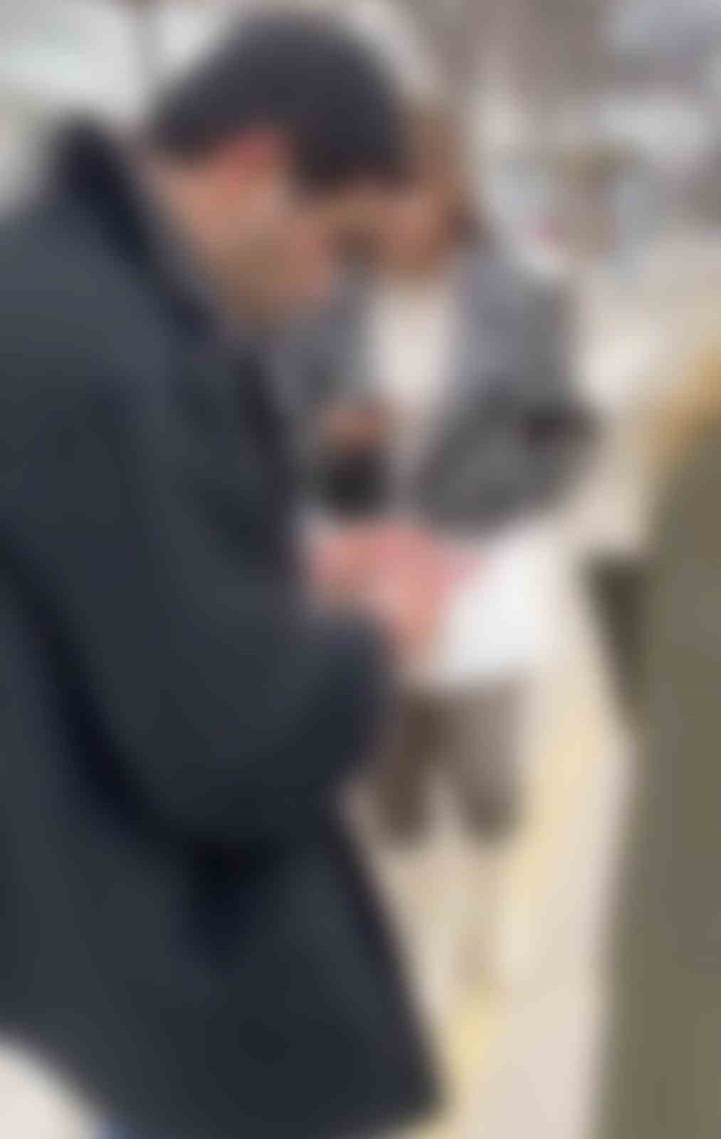 Durakta gen&ccedil; kızları gizlice g&ouml;r&uuml;nt&uuml;leyen şahsa kadın muhtardan tepki
