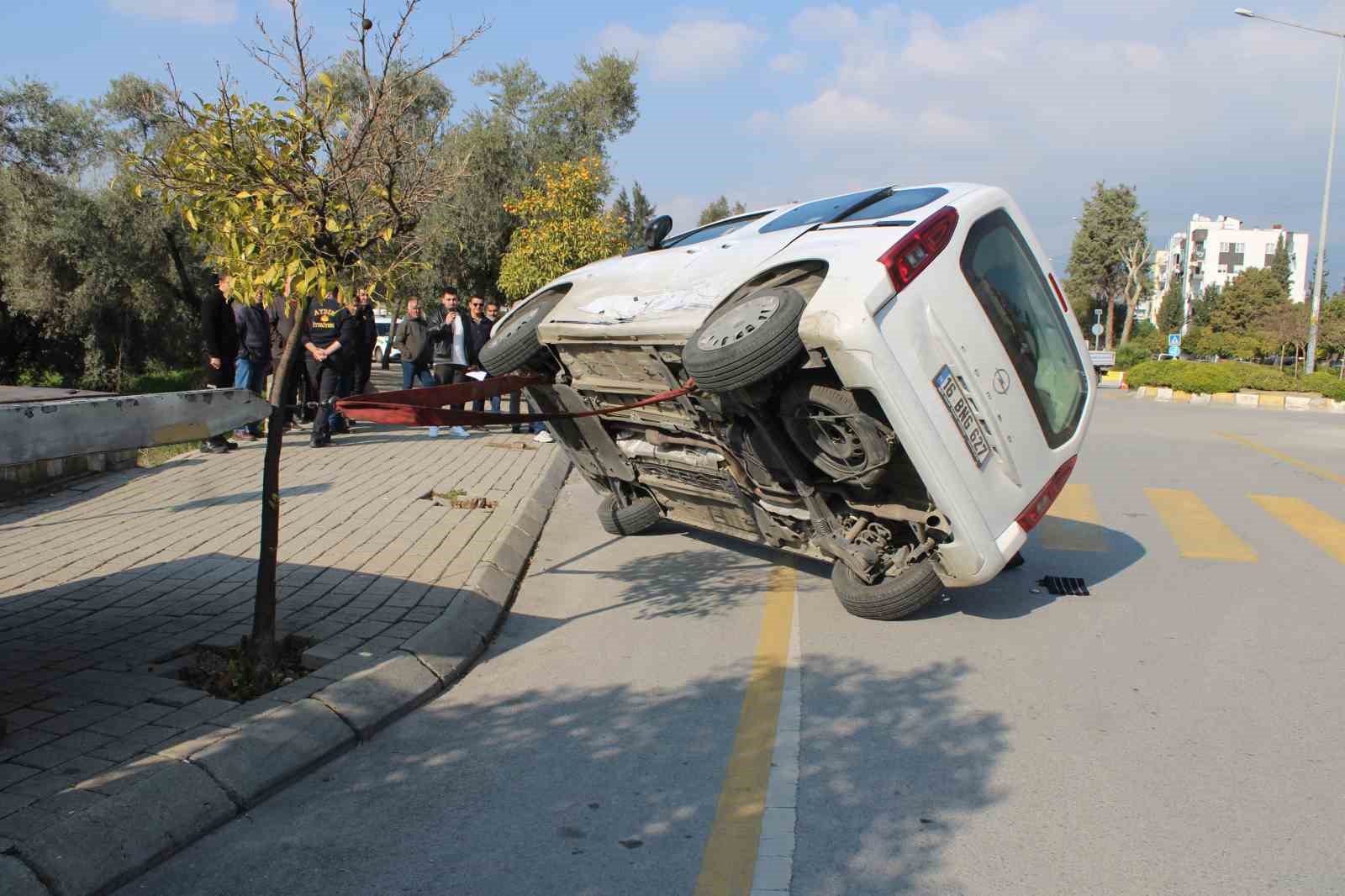 Otomobille &ccedil;arpışan ticari ara&ccedil; yan yattı: 1 yaralı
