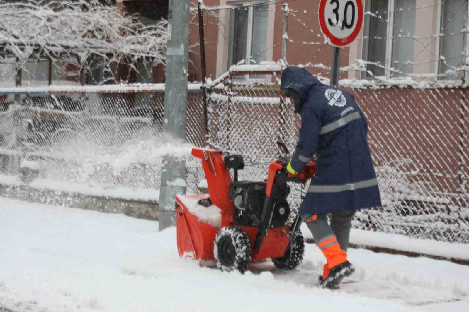 Melikgazi ekipleri 58 mahallede kar küreme çalışması yaptı