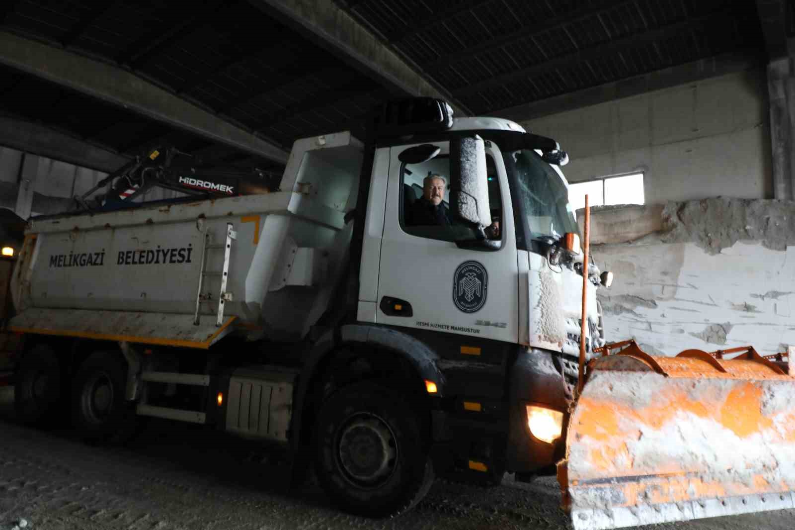 Melikgazi ekipleri 58 mahallede kar k&uuml;reme &ccedil;alışması yaptı
