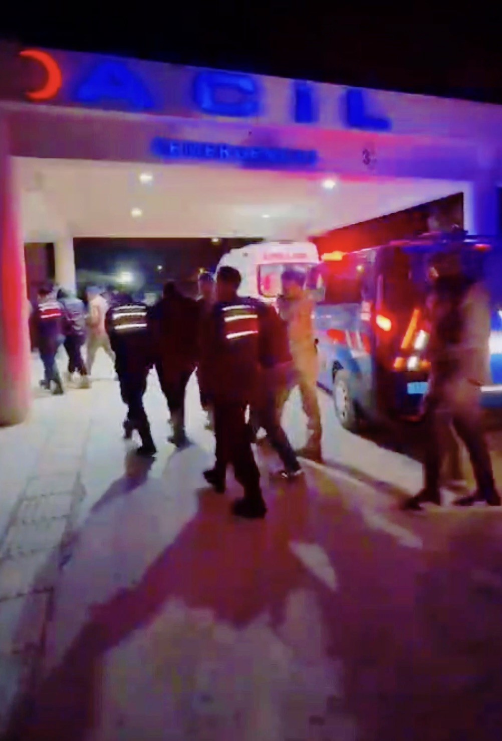 &Ccedil;anakkale&rsquo;de g&ouml;&ccedil;men ka&ccedil;ak&ccedil;ılığı operasyonu: 4 organizat&ouml;r ve 25 ka&ccedil;ak g&ouml;&ccedil;men yakalandı
