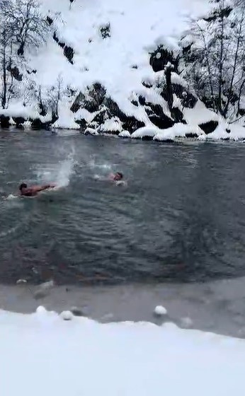 Karların arasından buz gibi nehre: Tunceli&rsquo;de 3 arkadaş soğuğa meydan okudu
