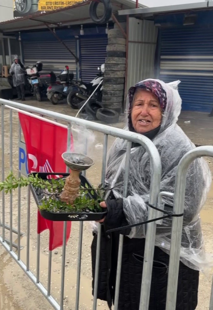 Slogan atmak isterken kendini yakan kadın, &lsquo;abla yanıyorsun&rsquo; uyarısına aldırış etmedi
