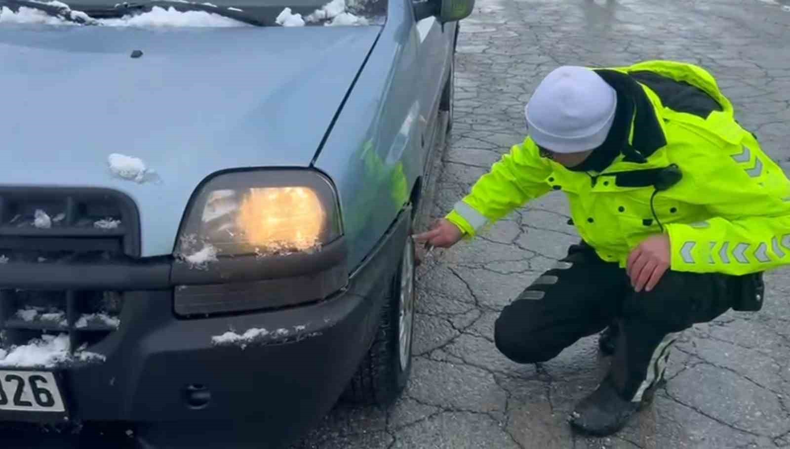 Kayseri’de trafik ekiplerinden ’kış lastiği’ uygulaması
