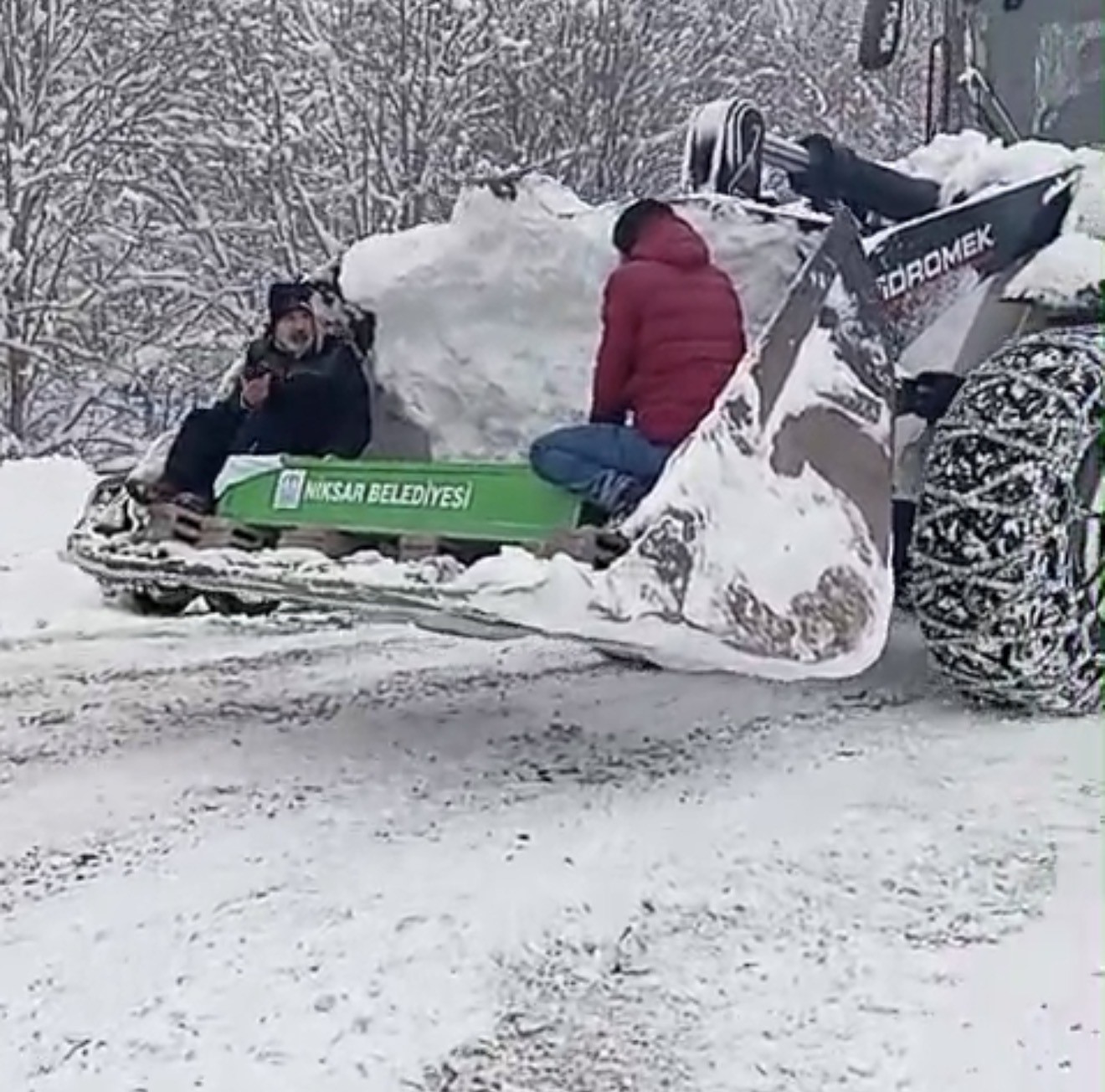 Kar nedeniyle yol kapandı, cenaze iş makinesiyle taşındı