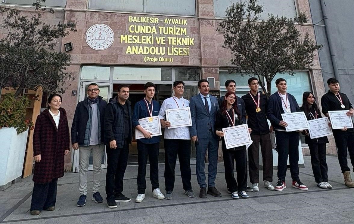 Ayvalıklı şef adayı öğrenciler İstanbul’dan 15 madalya ile döndü