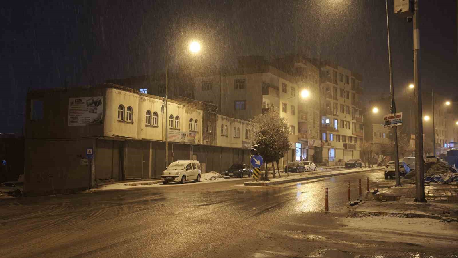 Mardin&rsquo;de kar etkili oluyor
