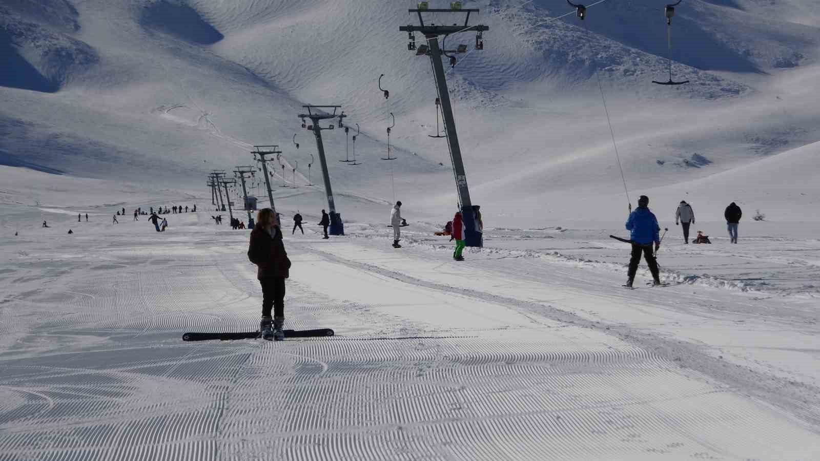 Yoğun kar yağışı Abalı Kayak Merkezi&rsquo;ni yeniden hareketlendirdi

