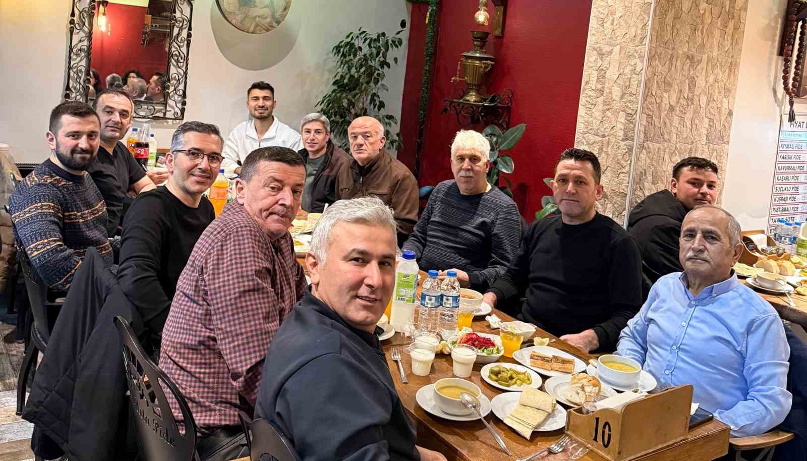 Mesai arkadaşlarından 40 yıllık sağlık çalışanına vefa