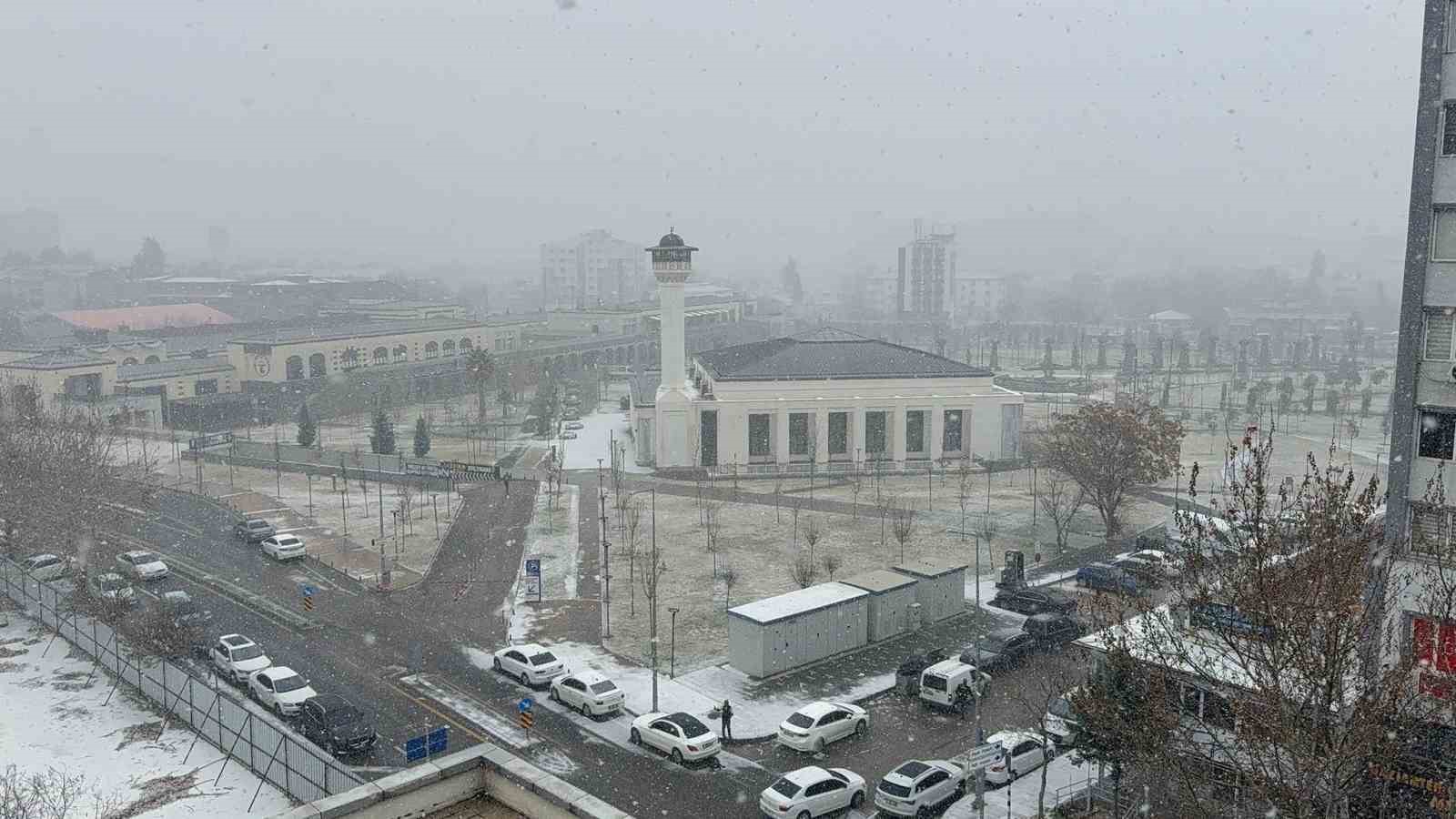 Gaziantep&rsquo;te yoğun kar yağışı etkili oluyor
