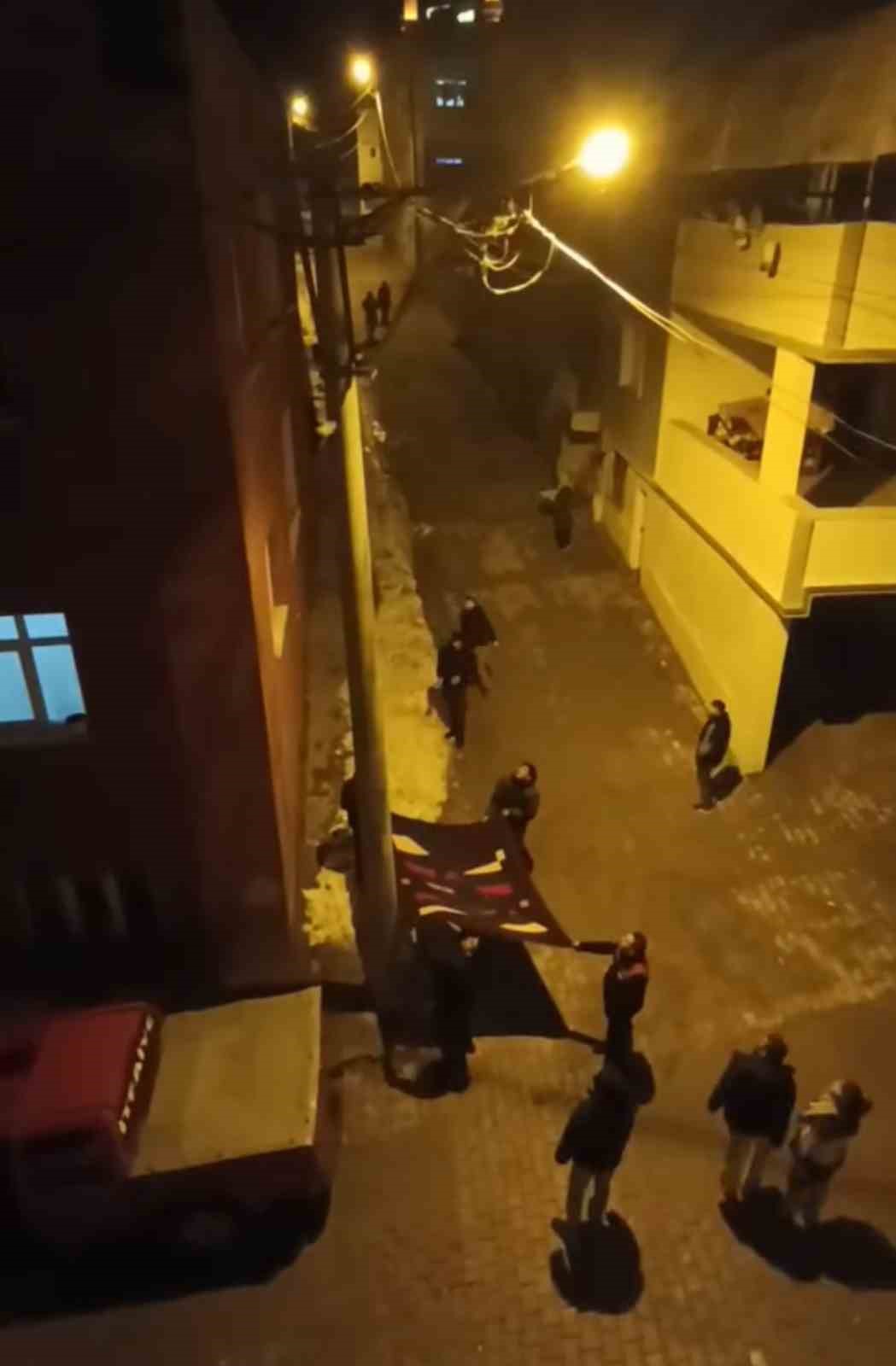 Direkte mahsur kalan kedi açılan battaniye ile kurtarıldı