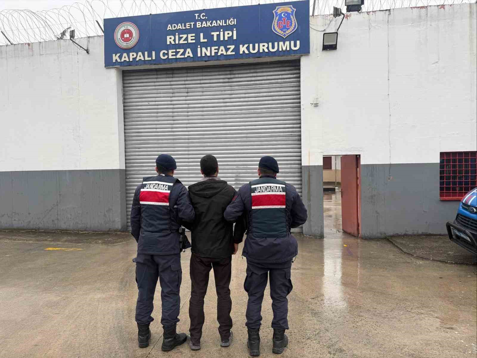 Rize&rsquo;de 2 ayrı olayda aranan 2 kişi yakalanarak cezaevine g&ouml;nderildi
