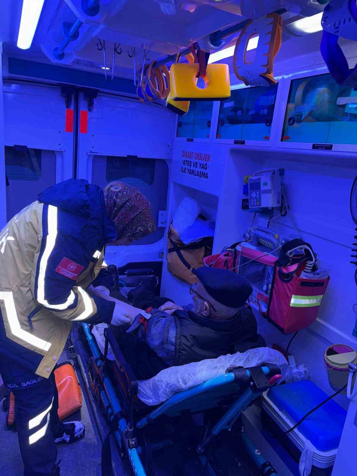 K&ouml;yde mahsur kalan &ccedil;ift 5 saatlik &ccedil;alışma sonucu hastaneye sevk edildi
