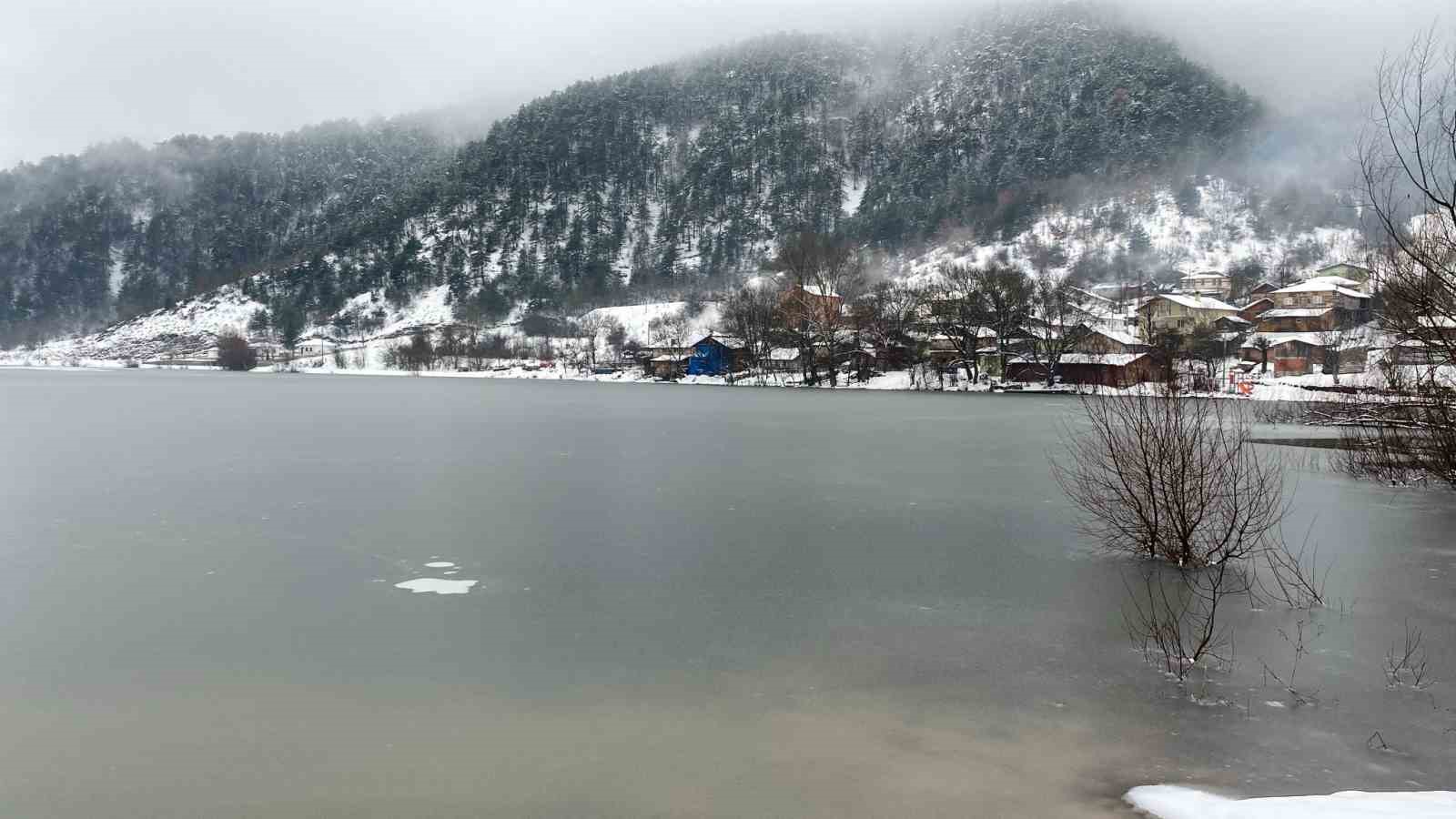 &Ccedil;ubuk g&ouml;l&uuml; buz tuttu
