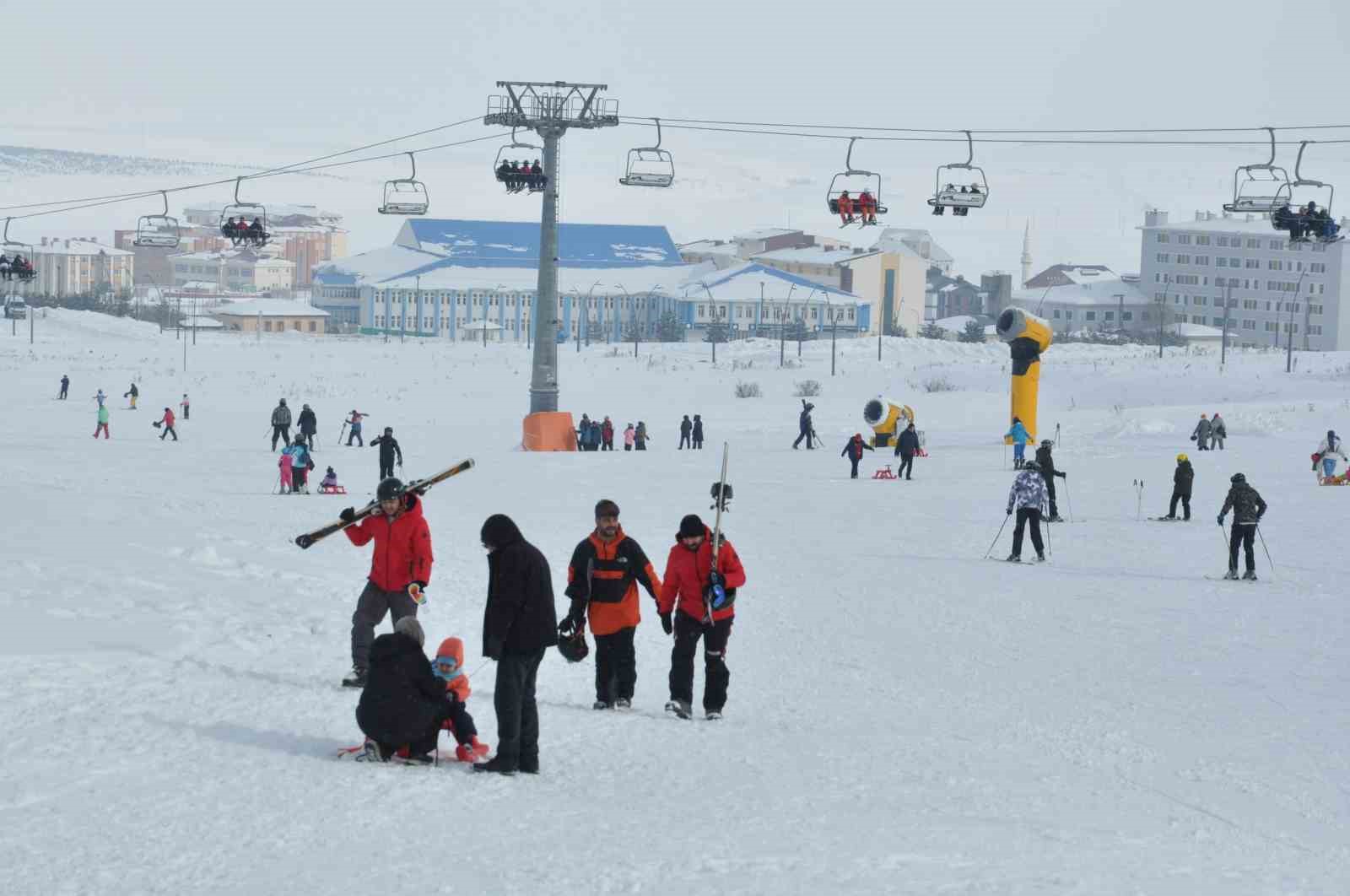 Sarıkamış&rsquo;ta s&ouml;mestr heyecanı: Kristal kar &uuml;zerinde doluluk y&uuml;zde 100&rsquo;e ulaştı
