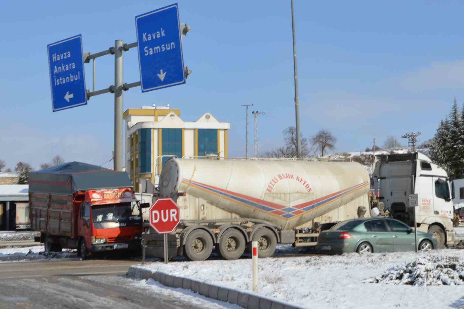 Samsun&rsquo;da tır ile kamyonet &ccedil;arpıştı: 2 yaralı
