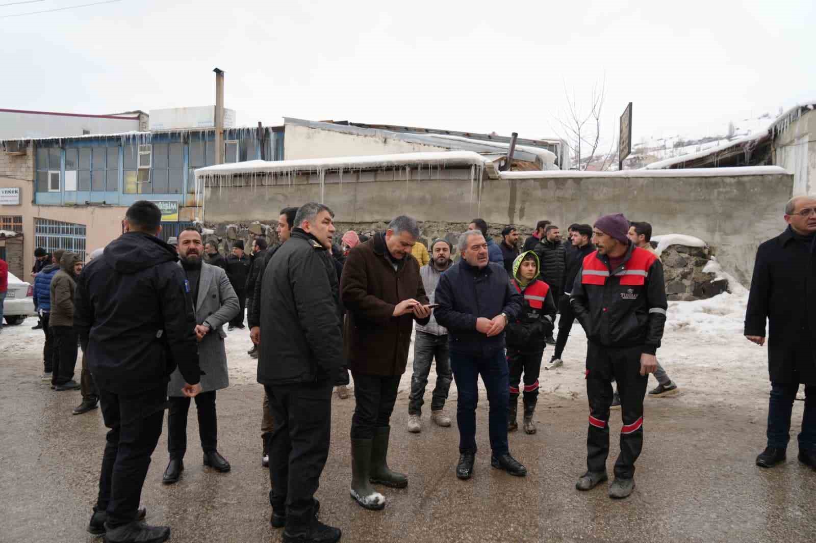 Yangında i&ccedil;erde kalan 2 kişi ekiplerin yardımıyla kurtarıldı
