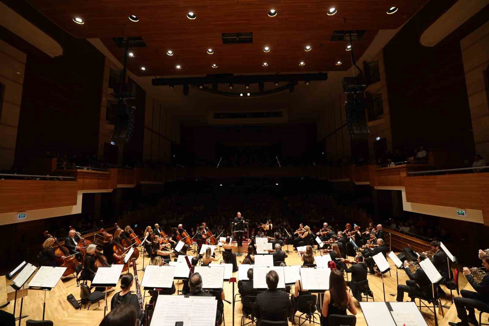 İzmir Devlet Senfoni Orkestrası iki b&uuml;y&uuml;k yeteneği buluşturdu
