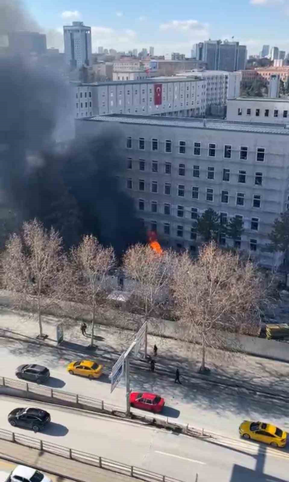 İ&ccedil;işleri Bakanlığı yerleşkesinde konteyner yangını
