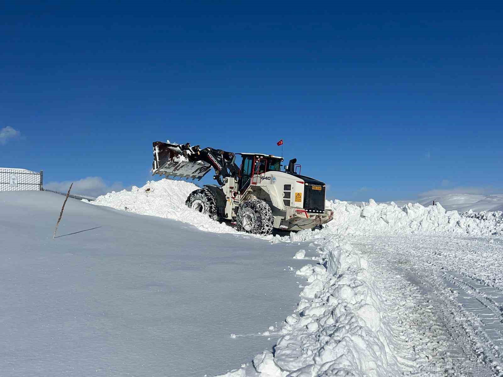 B&uuml;y&uuml;kşehir, kırsal kesimlerde etkili olan kar yağışında 47 mahalle yolunu ulaşıma a&ccedil;tı
