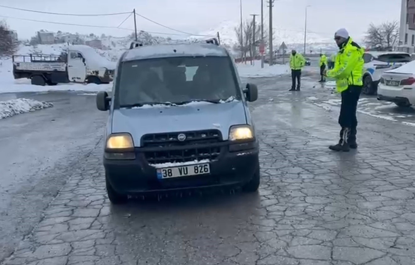 Kayseri&rsquo;de trafik ekiplerinden &rsquo;kış lastiği&rsquo; uygulaması
