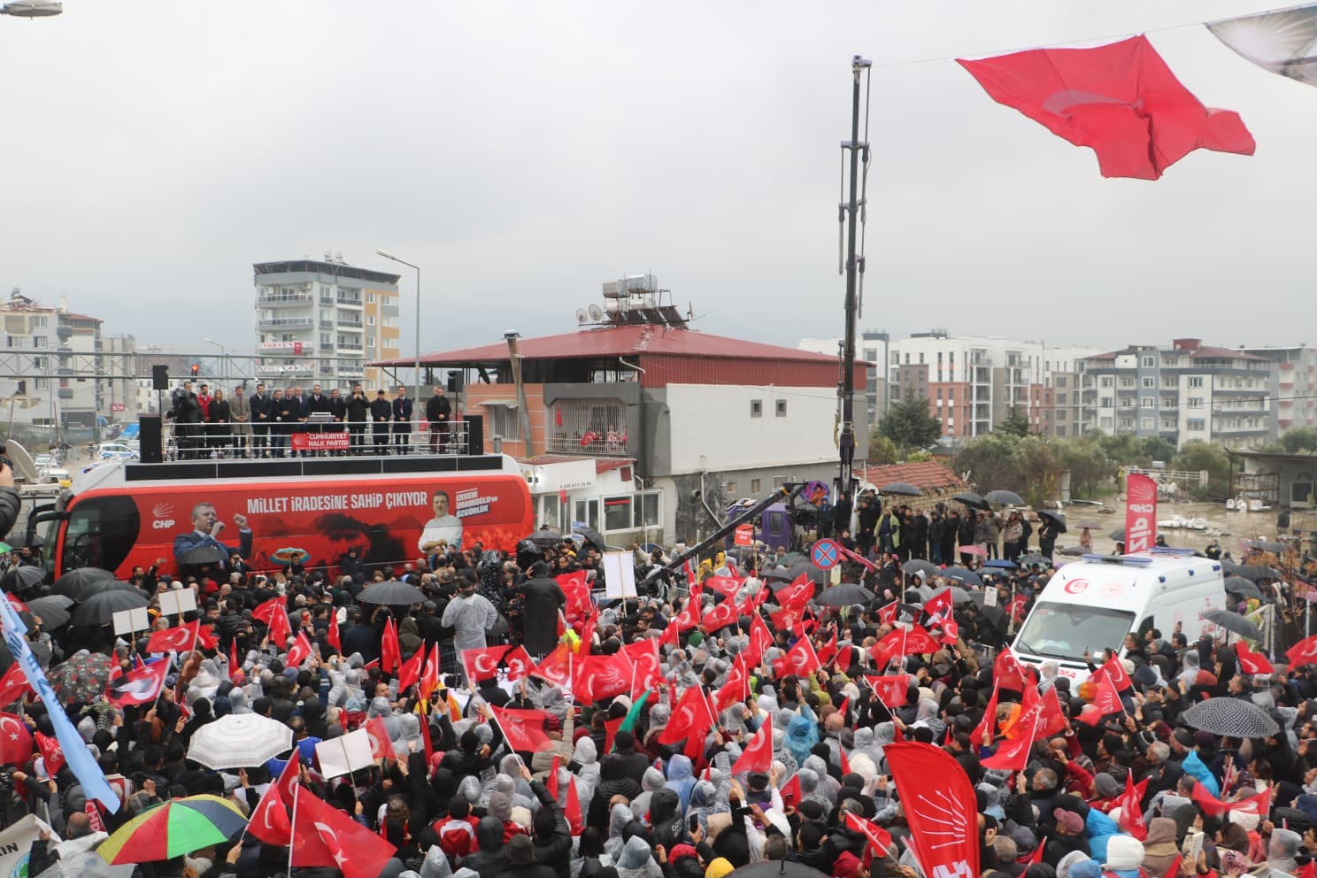CHP lideri &Ouml;zg&uuml;r &Ouml;zel: "20 bin TL&rsquo;yi bir asgari &uuml;crete, 28 bin TL&rsquo;ye &ccedil;ıkarmak muhalefetin ellerinde"
