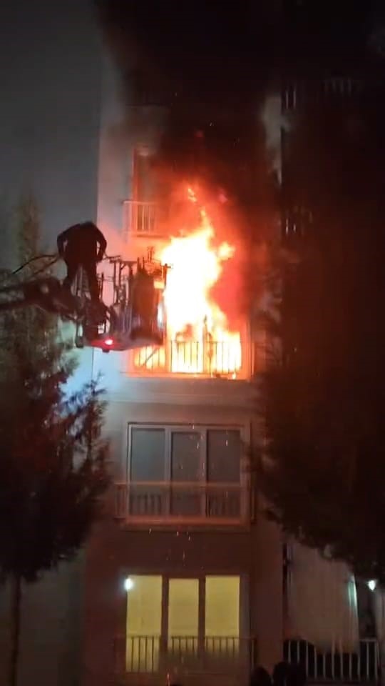 İneg&ouml;l&rsquo;de ev yangını: 1&rsquo;i &ccedil;ocuk 3 kişi dumandan etkilendi
