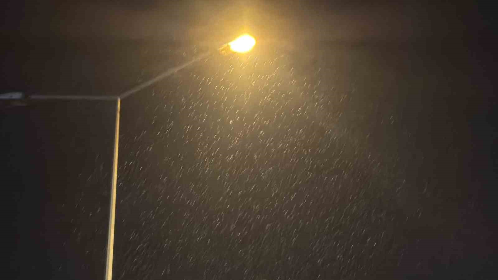 D&uuml;zce&rsquo;de beklenen kar yağışı başladı
