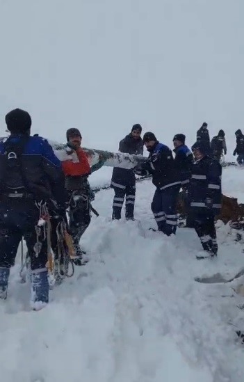 Ekipler enerji i&ccedil;in seferber oldu: Ekipler direkleri sırtında taşıdı
