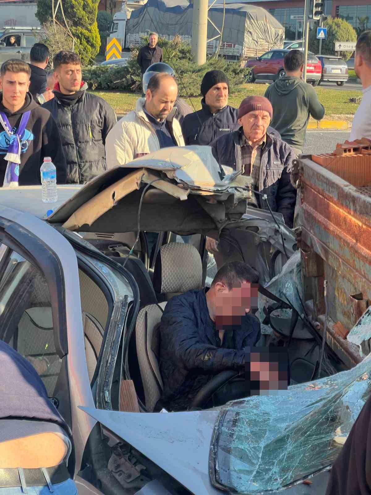 K&uuml;tahyaspor taraftarı, kazada yaralı s&uuml;r&uuml;c&uuml;n&uuml;n yardımına koştu
