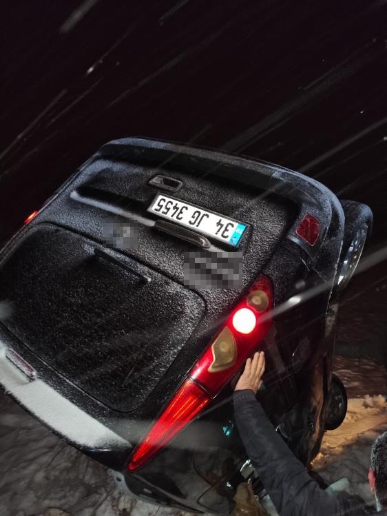 Mardin&rsquo;de şarampole devrilen ara&ccedil;ta 5 kişi yaralandı
