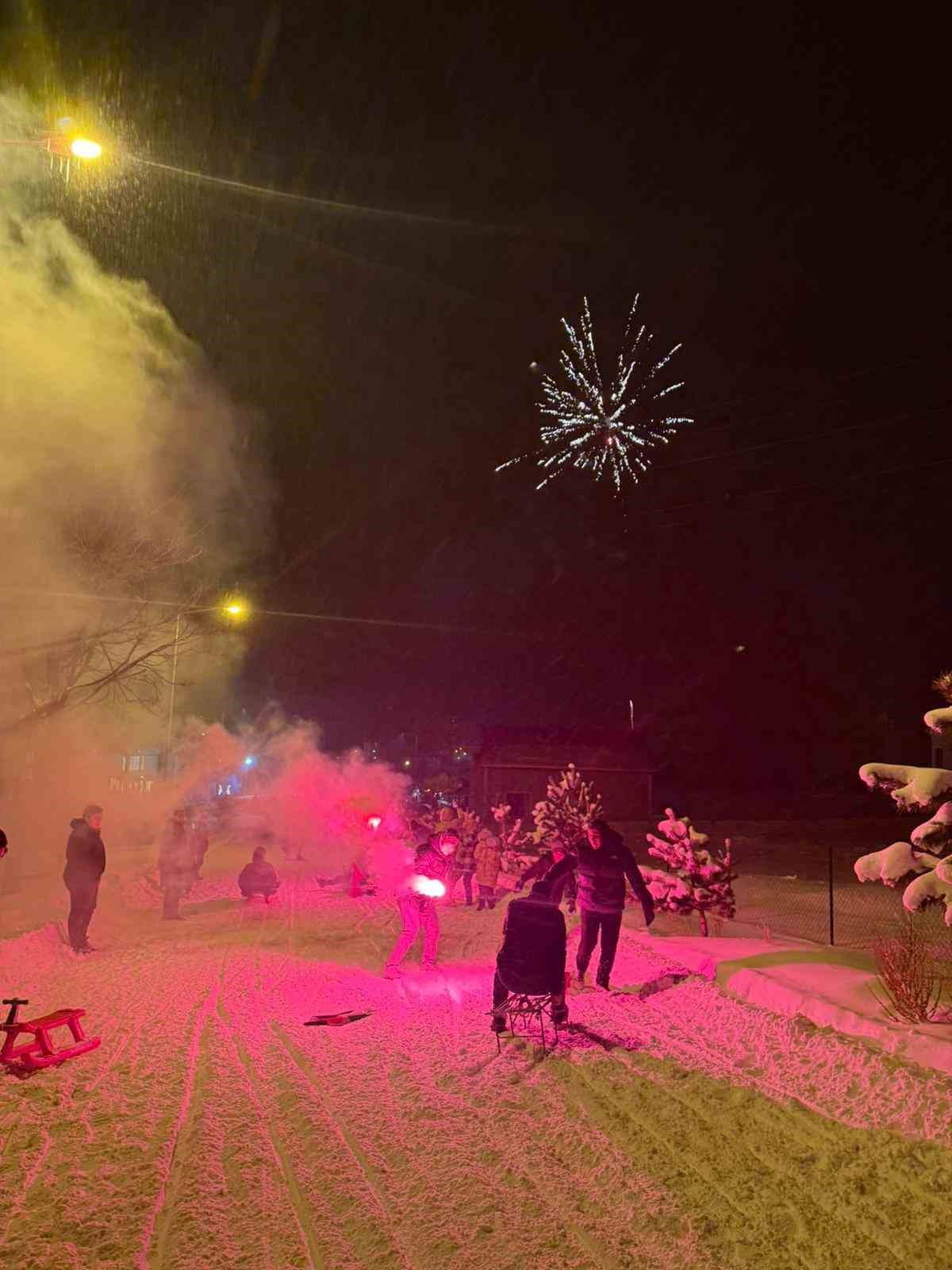 Demir&ouml;z&uuml;&rsquo;nde Kızak Festivali: Eksi 20 derecede halay &ccedil;ektiler, kızaklarla kaydılar
