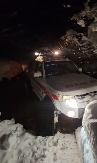 Tunceli&rsquo;de kapalı yollar aşıldı, ayağı kırılan yaşlı kadın hastaneye ulaştırıldı
