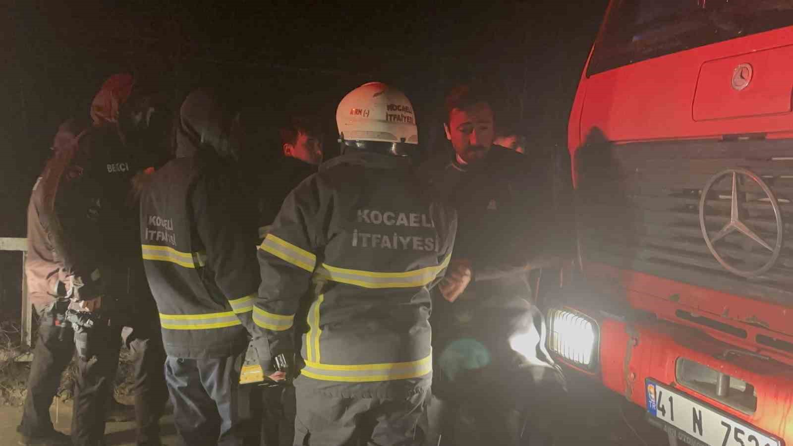 Otomobil çaya uçtu: Baba ve oğlu öldü
