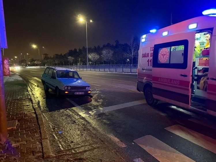 Ref&uuml;je &ccedil;arpan otomobilde s&uuml;r&uuml;c&uuml; yaralandı
