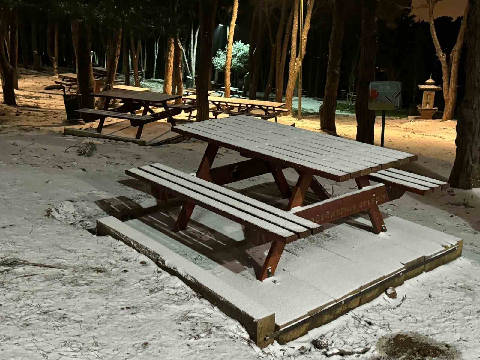 İstanbul&rsquo;da kar manzaraları: &Ccedil;amlıca Tepesi beyaza b&uuml;r&uuml;nd&uuml;
