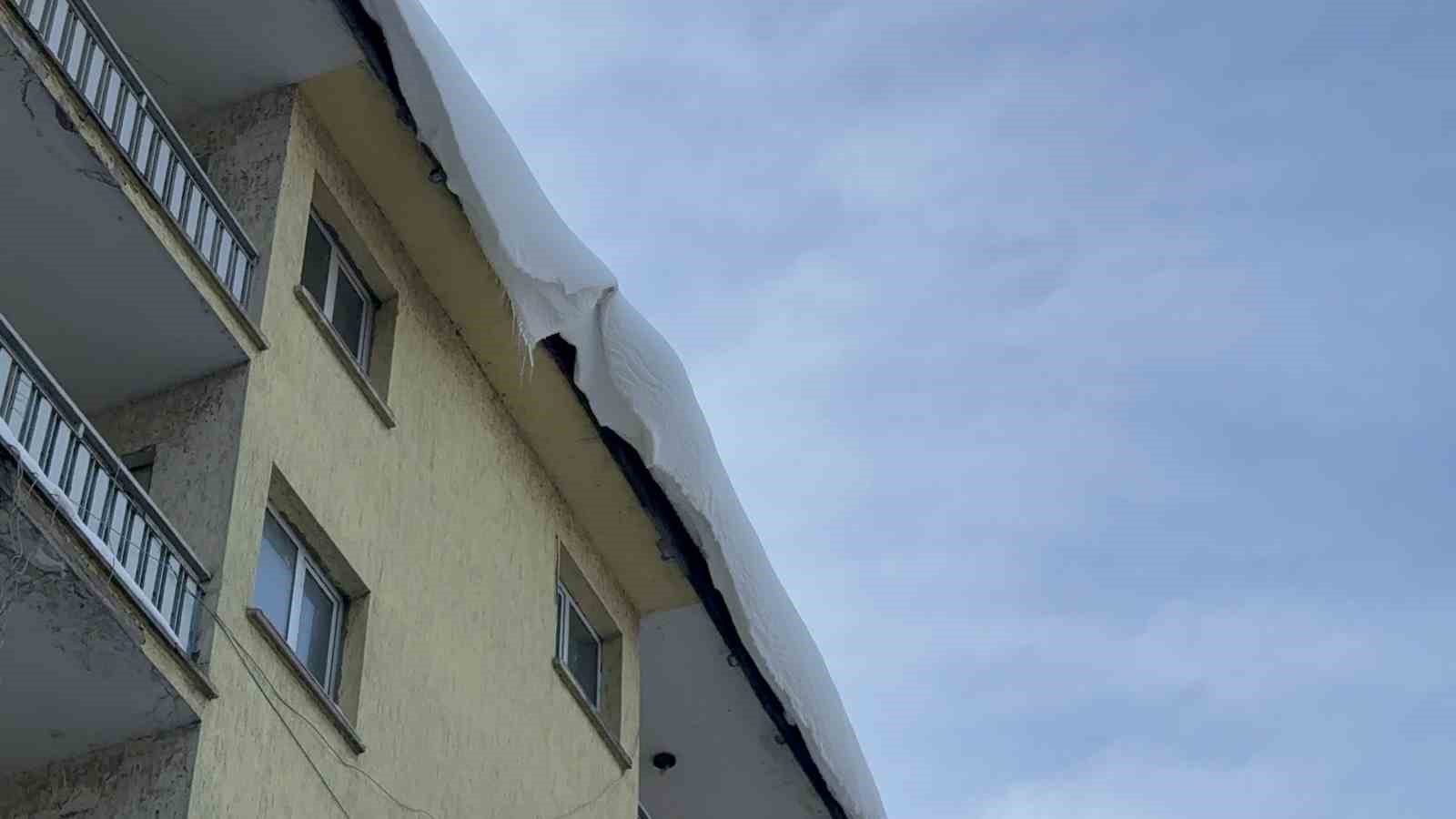 Tatvan&rsquo;da &ccedil;atılardaki kar ve buz k&uuml;tleleri tehlike sa&ccedil;ıyor
