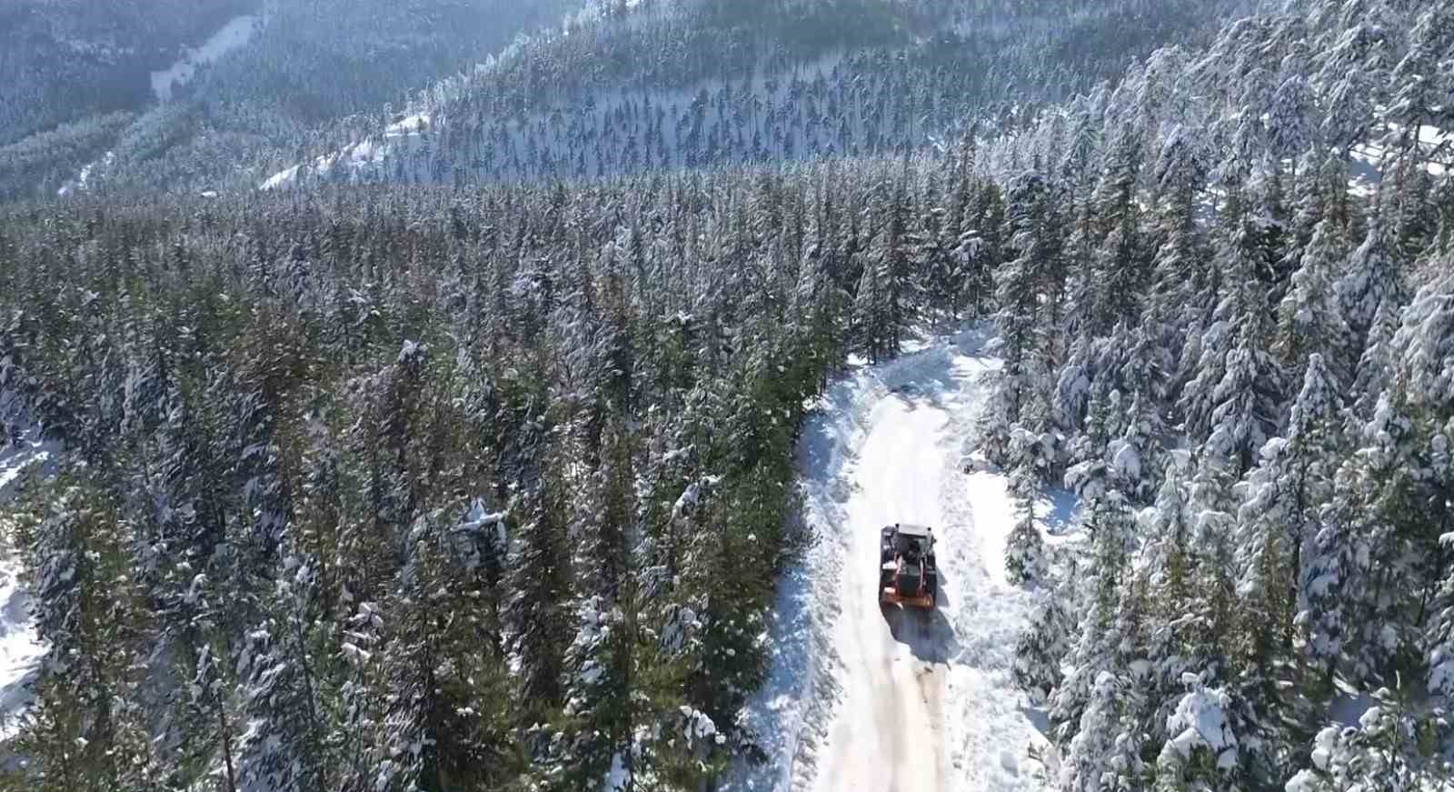 Adana Feke’de kar 1 metreyi aştı, çocuklar kızakla tatilin tadını çıkardı