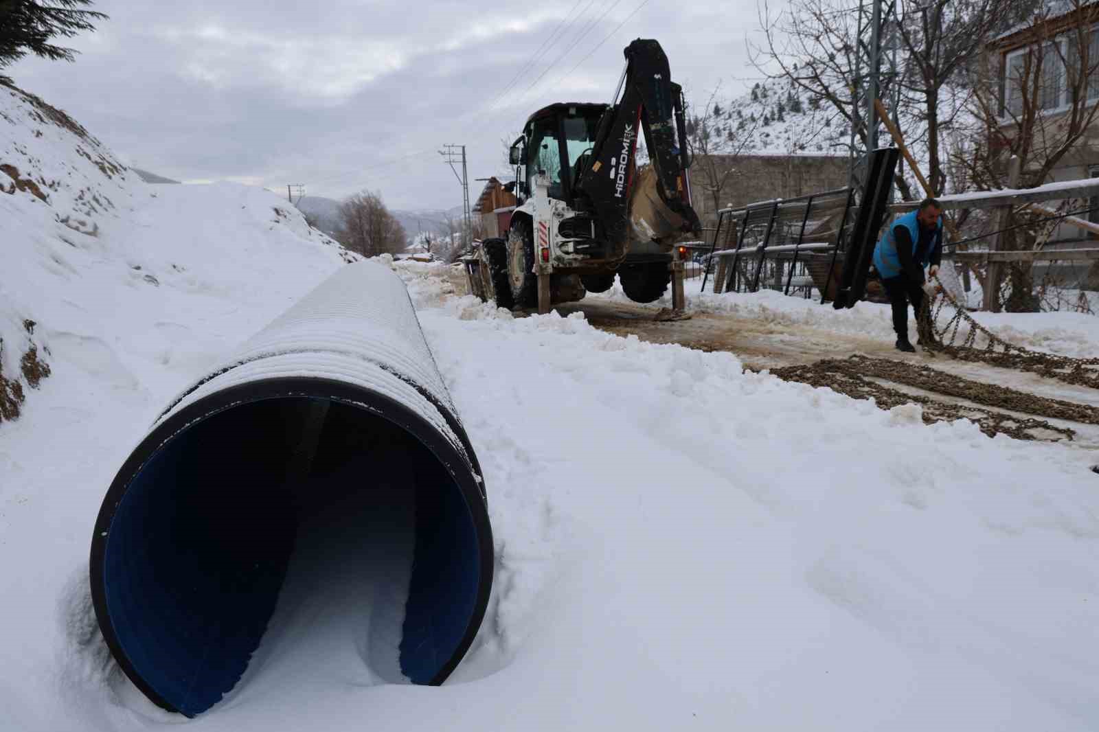 Adana Feke&rsquo;de kar 1 metreyi aştı, &ccedil;ocuklar kızakla tatilin tadını &ccedil;ıkardı
