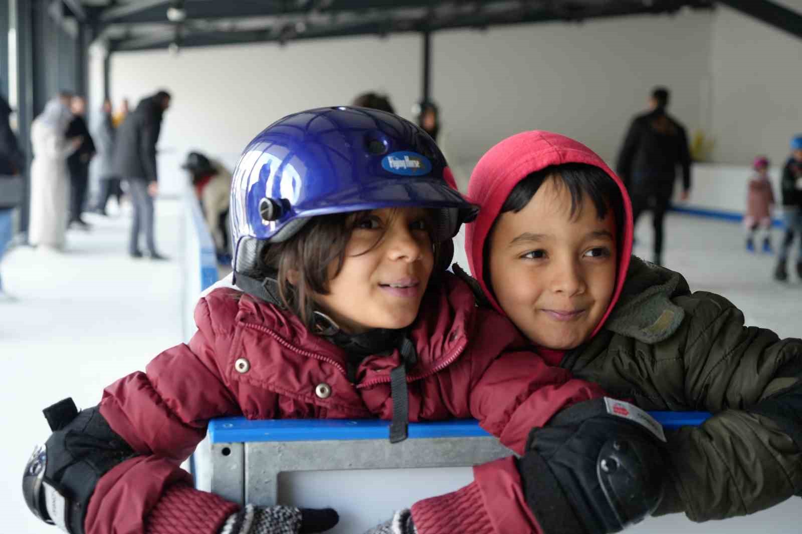 &Uuml;cretsiz buz pisti &ccedil;ocukların y&uuml;z&uuml;n&uuml; g&uuml;ld&uuml;rd&uuml;
