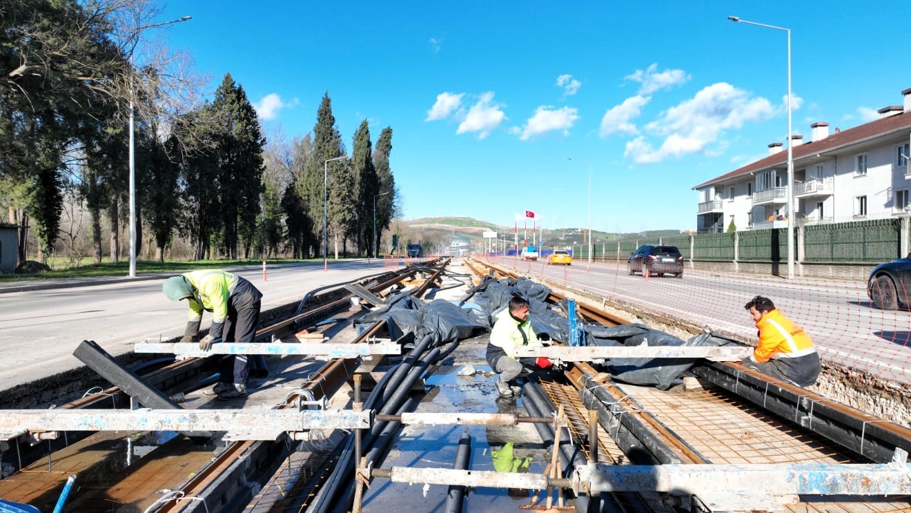 Kartepe tramvay hattında ray döşeme çalışmaları başladı
